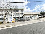 亀岡市立つつじケ丘小学校 【小学校】つつじケ丘小学校まで徒歩約11分（約850ｍ）。お子さまの通学も無理のない距離で、毎日の送り出しも安心です。通学時間が短い分、朝の準備にもゆとりが生まれる嬉しい立…