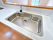 【キッチンシンク】耐久性と清潔感に優れたステンレスシンクを採用。サビや汚れに強く、お手入れもしやすいのが魅力です。広さにもゆとりがあり、大きな鍋やフライパンもスムーズに洗えます。毎日の家事を快適にサ…