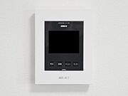 【同仕様写真】新しく設置したドアホンはカラーモニター付き。リビングに設置のモニターで玄関にいらしたお客様を確認してからお客様を確認してからお応対できます。留守中のお客様も記録でいるので防犯面でも安心…