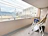その他：【バルコニー】こちら東側のバルコニーです。お天気のいい日はお布団を干すこともできます。暖かい布団で眠る夜は疲れた体も休まりいい眠りにつけそうですね。