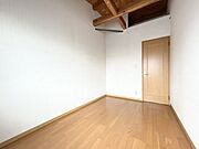 【洋室北側約5帖】通常の天井より斜めの天井になっておりますので圧迫感がなく空間広くお使いいただくことが可能です。