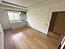室内：【リフォーム前】こちらのお部屋はリフォーム後、（1階玄関側）洋室6帖になります。