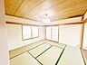 和室：【1階和室8.6帖】リビングと隣接しているので、ふすまを開けば親戚やお客様が沢山来た時でも便利なお部屋です。