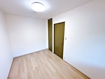 【洋室6帖】新生活を機に家具を新調してお部屋の雰囲気を変えてみるのもう良さそうですね。