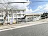 周辺：亀岡市立つつじケ丘小学校 【小学校】つつじケ丘小学校まで徒歩約11分（約850ｍ）。お子さまの通学も無理のない距離で、毎日の送り出しも安心です。通学時間が短い分、朝の準備にもゆとりが生まれる嬉しい立…
