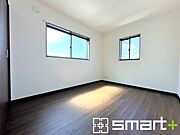 〜2面採光の明るいお部屋〜 ・洋室は2面採光とする事で穏やかな陽の入る明るい空間となっております。 ・くつろぎのプライベート時間を明るい空間で穏やかにお過ごしいただけます。 