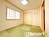 和室：～2面採光の明るいお部屋～ ・和室は2面採光とする事で穏やかな陽の入る明るい空間となっております。 ・くつろぎのプライベート時間を明るい空間で穏やかにお過ごしいただけます。 