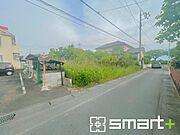 〜十分な広さのある前面道路〜 ・前面道路は約5ｍございますので、お車でのすれ違いも楽々で余計なストレスがかかりません。 ・日々お車での移動が多い方には大切なポイントですね。 