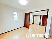 ～間仕切対応で2部屋に～ ・2階洋室11.13帖は将来こども部屋として1部屋を2部屋にできるフレキシブルルームです。 ・収納スペースも付いているので整理整頓しやすく、生活空間が広がりますね。 