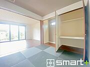～使い勝手の良い「和洋室」～ ・畳敷きに建具は洋風、というハイブリッド型の「和洋室」。和室と洋室の良い所を組み合わせたお部屋です。 ・やはり畳の香りは心が落ち着きますね。 