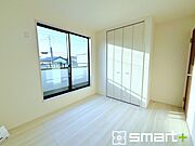 ～バルコニーに面した洋室～ ・バルコニー側の大きな窓から穏やかな陽が差し込む明るい洋室。 ・たっぷりの収納スペースで住空間もスッキリ。 