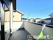～洗濯物も干しやすいバルコニー～ ・バルコニーには物干し竿受けが標準装備されております。 ・テラス屋根等のオプションもお気軽にご相談くださいませ。 