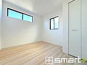 ～2面採光の明るいお部屋～ ・洋室は2面採光とする事で穏やかな陽の入る明るい空間となっております。 ・くつろぎのプライベート時間を明るい空間で穏やかにお過ごしいただけます。 