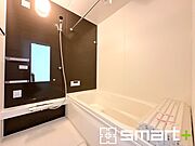 ～浴室乾燥機付きの浴室～ ・浴室には乾燥機が付いているので雨の日でも洗濯物を干すことが可能です。 ・水はけの良い床材など機能面も充実。マイクロバルなどオプションもご相談くださいませ。 