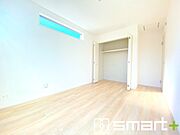 ～バルコニーに面した洋室～ ・バルコニー側の大きな窓から穏やかな陽が差し込む明るい洋室。 ・たっぷりの収納スペースで住空間もスッキリ。
