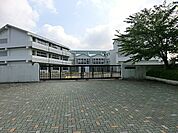 大井沢小学校（585m）