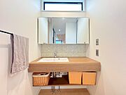 ～人気の三面鏡を採用～ ・洗面台は三面鏡仕様なので鏡の角度を変える事で頭の後ろの方までご確認可能です。 ・鏡の裏が収納になっておりますので、洗面台周りもスッキリと片付きます。 