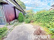 ～駐車場ももちろんございます～ ・駐車場もありますので、お車をご利用される方にもお勧めのお住まいです。 ・現在生えている草を除去すれば、沢山駐車可能です。 