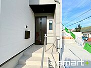 ～お住まいの顔「玄関」～ ・玄関ドアの上にはもちろん軒がございますので、雨の日でも濡れずに鍵の開閉が可能です。 ・鍵は防犯性に優れたディンプルキーを採用。 