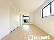～バルコニーに面した洋室～ ・バルコニー側の大きな窓から穏やかな陽が差し込む明るい洋室はゆとりある広さの9帖。 ・ご夫婦やご兄弟でもゆったりとお過ごしいただけます。 