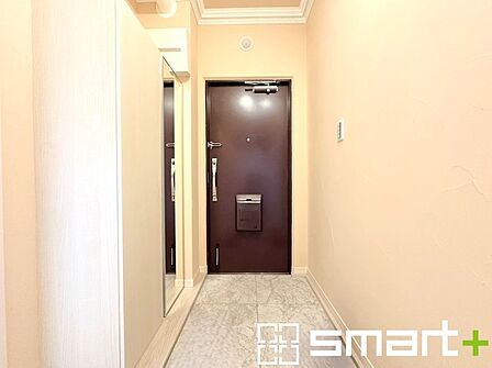~お出かけ前の身だしなみも~ ・シューズボックスに姿見をご用意。 ・朝の忙しい時間もお出かけ前にパっと服装をご確認いただけます。