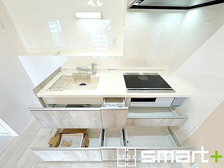 ~リビングを有効活用~ ・キッチンは対面式ではなく壁側にございますので、お部屋の中の空間を有効活用できます。 ・現地ではぜひ家具の配置などもイメージしながらご見学くださいませ。