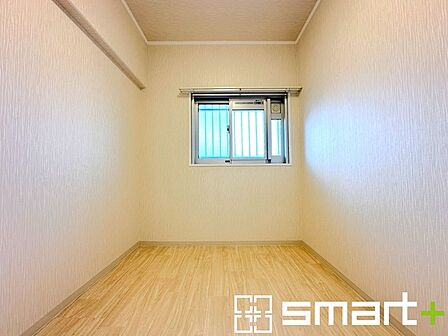 ~様々な用途にお使いいただける居室~ ・本来の用途である居室としてはもちろん、テレワークスペースとしてもご利用可能な洋室をご用意。 ・広さの感覚など、ぜひ現地でご体感くださいませ。