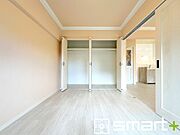 ～自然な風合いの洋室～ ・ナチュラルな色彩で纏められた洋室は家具のコーディネートもしやすくなっております。 ・どんな家具にするか考えるだけでも楽しくなってきますね。 