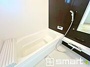 ～浴室乾燥機付きの浴室～ ・浴室には乾燥機が付いているので雨の日でも洗濯物を干すことが可能です。 ・水はけの良い床材など機能面も充実。マイクロバルなどオプションもご相談くださいませ。 