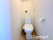 ～やはり便利なタンク式トイレ～ ・最近はタンクレストイレもございますが、タンク式の場合は停電時もお水を流すことが可能。 ・故障時なども比較的費用が安くなるなど、メリットが多くなります。 