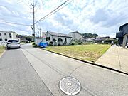 ～閑静な住宅街の立地～ ・周辺は閑静な住宅街となっておりますので、静かな暮らしをご実現いただけます。 ・前面道路の交通量も多くないので、小さなお子様がいるご家庭でもご安心ですね。 