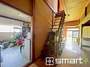 ～穏やかな陽の入るダイニングと玄関～ ・陽当りも良好で明るい空間となっております。 ・明るいのは嬉しいポイントですね。 