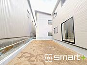 ～お庭もある余裕の敷地～ ・広々した敷地にはお庭もご用意。お庭があるだけで余裕を感じますね。 ・防草シートや人工芝の敷設などのオプションもお気軽にご相談くださいませ。 