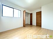 ～収納豊富な洋室～ ・各居室に備え付けの収納をご用意。タンスなどを置く場合と比べ出っ張らないので部屋の中を有効のご活用いただけます。 ・収納の広さなどぜひ現地でご確認くださいませ。 