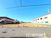 ～十分な広さのある前面道路～ ・前面道路は約6ｍございますので、お車でのすれ違いも楽々で余計なストレスがかかりません。 ・日々お車での移動が多い方には大切なポイントですね。 