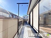 ～洗濯物も干しやすいバルコニー～ ・バルコニーには物干し竿受けが標準装備されております。 ・テラス屋根等のオプションもお気軽にご相談くださいませ。 