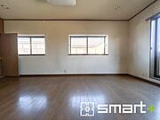 ～収納豊富な洋室～ ・各居室に備え付けの収納をご用意。タンスなどを置く場合と比べ出っ張らないので部屋の中を有効のご活用いただけます。 ・収納の広さなどぜひ現地でご確認くださいませ。 