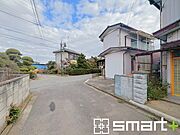 ～十分な広さのある前面道路～ ・前面道路は約4ｍございますので、お車でのすれ違いも可能で余計なストレスがかかりません。 ・日々お車での移動が多い方には大切なポイントですね。  