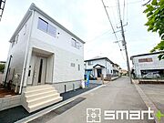 ～閑静な住宅街の立地～ ・周辺は閑静な住宅街となっておりますので、静かな暮らしをご実現いただけます。 ・前面道路の交通量も多くないので、小さなお子様がいるご家庭でもご安心ですね。 