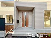 ～お住まいの顔「玄関」～ ・玄関ドアの上にはもちろん軒がございますので、雨の日でも濡れずに鍵の開閉が可能です。 ・鍵は防犯性に優れたディンプルキーを採用。 