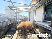 ～屋根付きのバルコニー～ ・バルコニーは屋根付きなので急な雨でも安心です。 ・奥行きもあるので洗濯物が干しやすいのも嬉しいポイントですね。 
