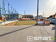 ～閑静な住宅街の立地～ ・周辺は閑静な住宅街となっておりますので、静かな暮らしをご実現いただけます。 ・前面道路の交通量も多くないので、小さなお子様がいるご家庭でもご安心ですね。 