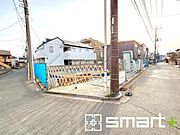 ～開放感ある角地のお住まい～ ・2方向が空く事で開放感のある角地に位置しております。 ・窮屈な感じが無く、ゆったりと暮らせるこの魅力をぜひ現地でご体感くださいませ。 
