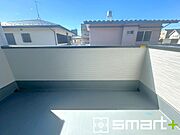～ワイドバルコニーを採用～ ・バルコニーはワイドタイプなので、洗濯物を沢山干す事が可能です。 ・テラス屋根などのオプションもお気軽にご相談くださいませ。 