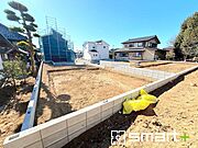 ～閑静な住宅街の立地～ ・周辺は閑静な住宅街となっておりますので、静かな暮らしをご実現いただけます。 ・前面道路の交通量も多くないので、小さなお子様がいるご家庭でもご安心ですね。 