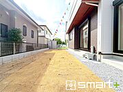 ～広々したお庭のある邸宅～ ・余裕の敷地には広いお庭もご用意。 ・ガーデニングや安らぎの空間として、倉庫を置いたりと様々な活用が可能です。 ・人工芝の敷設などもお気軽にご相談くださいませ。 