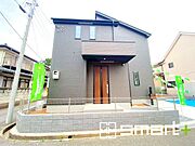 ～シックな色彩の外観を採用～ ・外壁に濃い色を採用する事でモダンな印象のシックな外観となっております。 ・高級感も出るので毎日家に帰るのが誇らしくなります。ぜひ現地でご確認くださいませ。
