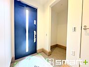 ～土間収納のある玄関～ ・玄関横に土間収納をご用意。 ・追加の靴置きとしてはもちろん、スキー・ゴルフなど趣味の用具の置場としてもご利用いただけます。 