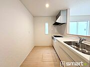 ～使い勝手の良いシステムキッチン～ ・料理がしやすい設計のキッチンでお料理もはかどりますね。 ・もちろんキッチン下部は収納になっておりますので、フライパンなども収納可能です。 