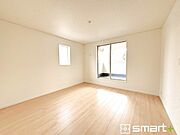 ～ゆとりある主寝室～ ・バルコニー側の大きな窓から穏やかな陽が差し込む明るい洋室はゆとりある広さの8帖。 ・ご夫婦やご兄弟でもゆったりとお過ごしいただけます。